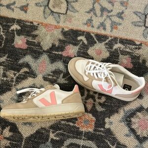 Veja Women's Sneakers - White and Pink